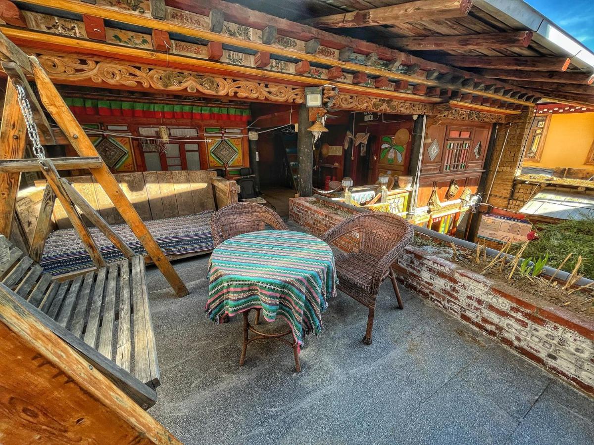 Tavern Hostel仁和客栈 Шангри Ла Екстериор снимка