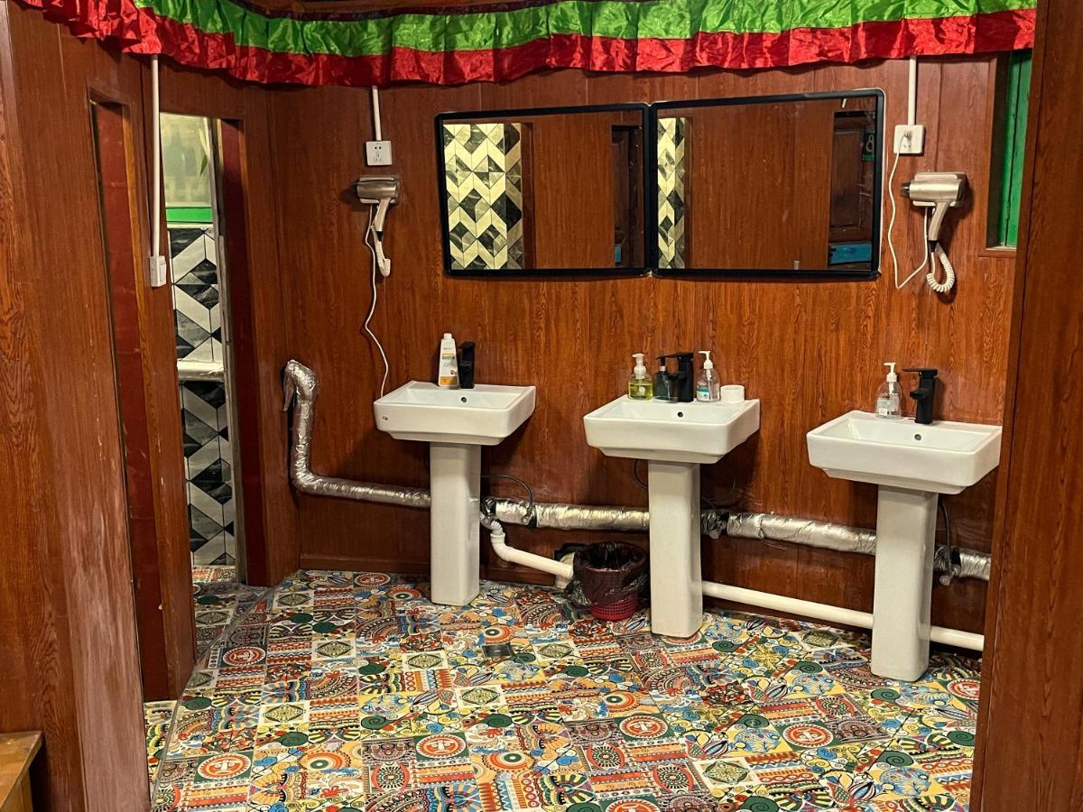 Tavern Hostel仁和客栈 Шангри Ла Екстериор снимка