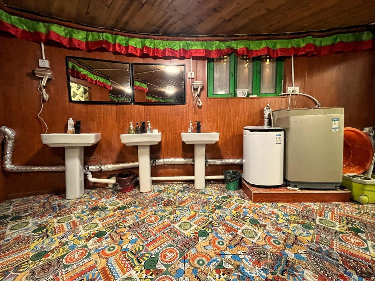 Tavern Hostel仁和客栈 Шангри Ла Екстериор снимка